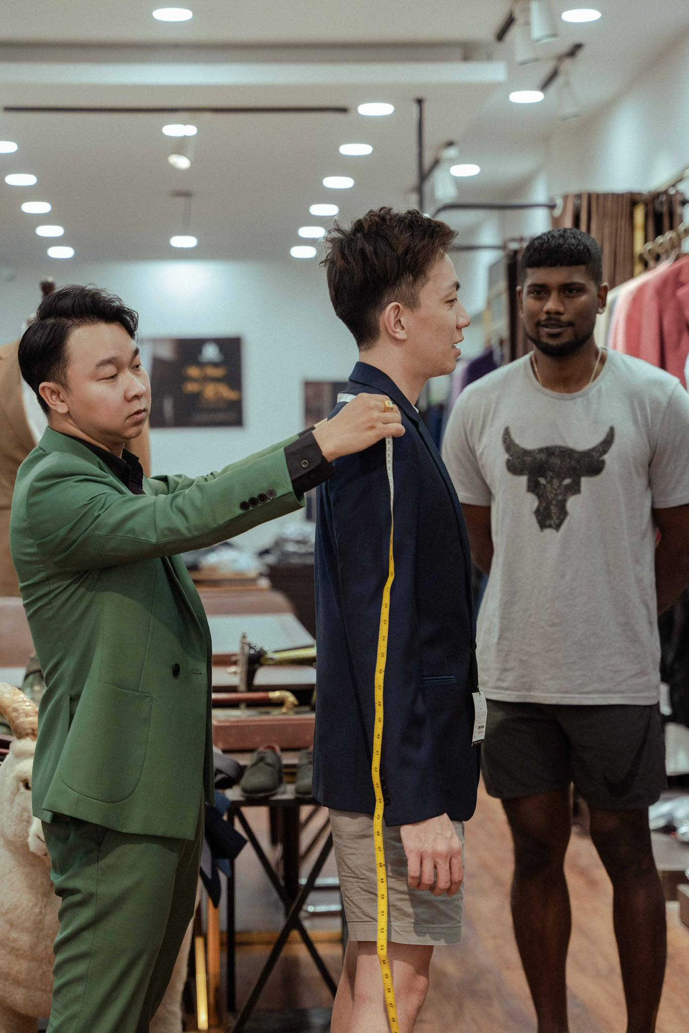  Khi khách hàng yêu cầu may trọn bộ suit chỉ trong… 8 tiếng